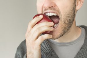 eating an apple with dental restorations